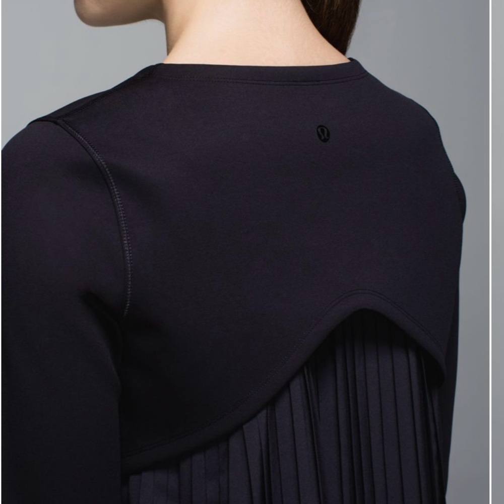 Lululemon Chic Black Long Sleeve Women's Top gym-wear outing-wear - Picture 3 of 9